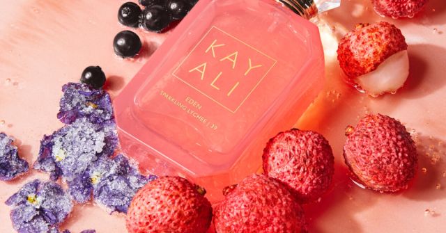 Kayali Eden Sparkling Lychee 39: Srdíčka z černého rybízu a Haribo srdíčka 