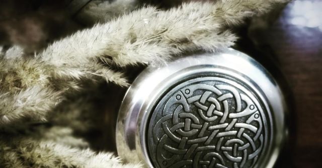 Boadicea Complex: Popelavé lískové oříšky pohřbené v lesním myceliu