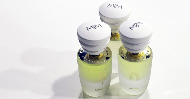 Masque Milano: Tři květiny v zeleni