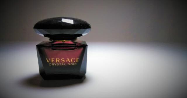 Případová studie: Co udělalo z Versace Crystal Noir takové davové potěšení?