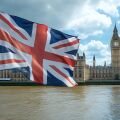 Burberry Brit Red: Dvacet let anglické klasiky v teplých tónech