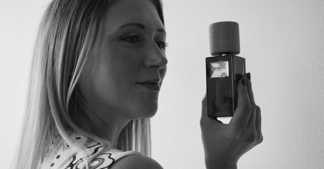 Divoká voňavá žena: Holly Hutchinson