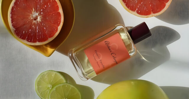 Atelier Cologne Pomelo Paradis: Kondenzace stékající po sklence grapefruitového džusu