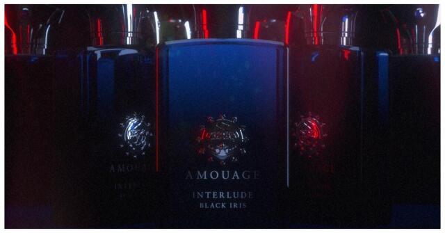 Amouage Interlude Black Iris: Ohořelé okvětní lístky namočené v olejnatém dehtu