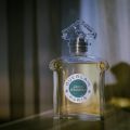 Guerlain Jardins de Bagatelle: Narcis zabalený do dřeva a kouzelné barvy