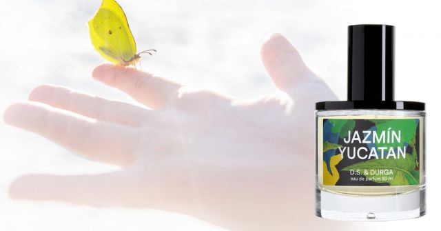 Jaguár mezi květinami