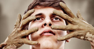 Fragrâncias-Campo de Força: Cinco Perfumes de Declaração Que Sussurram “Fique Afastado” Em Vez de “Chegue Mais Perto”