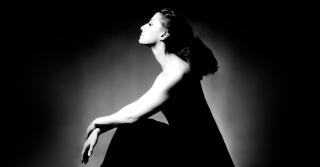 “E Todos Olham Enquanto Maya Pinta os Lábios”