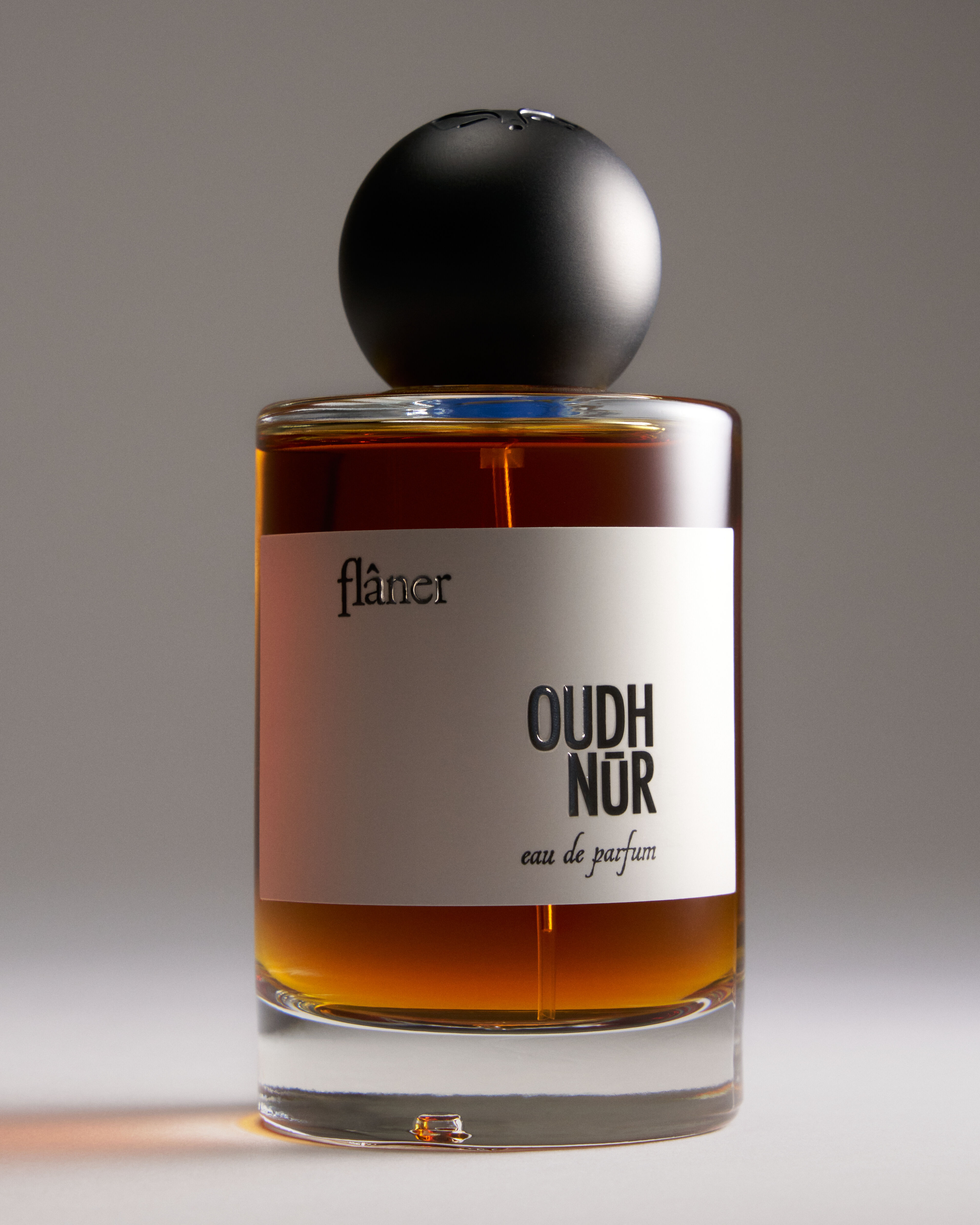Oudh Nūr flâner perfume for women and men