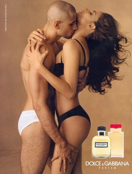klasické vůně Dolce & Gabbana, reklama z 90. let se dvěma modely v prádle, kteří se objímají