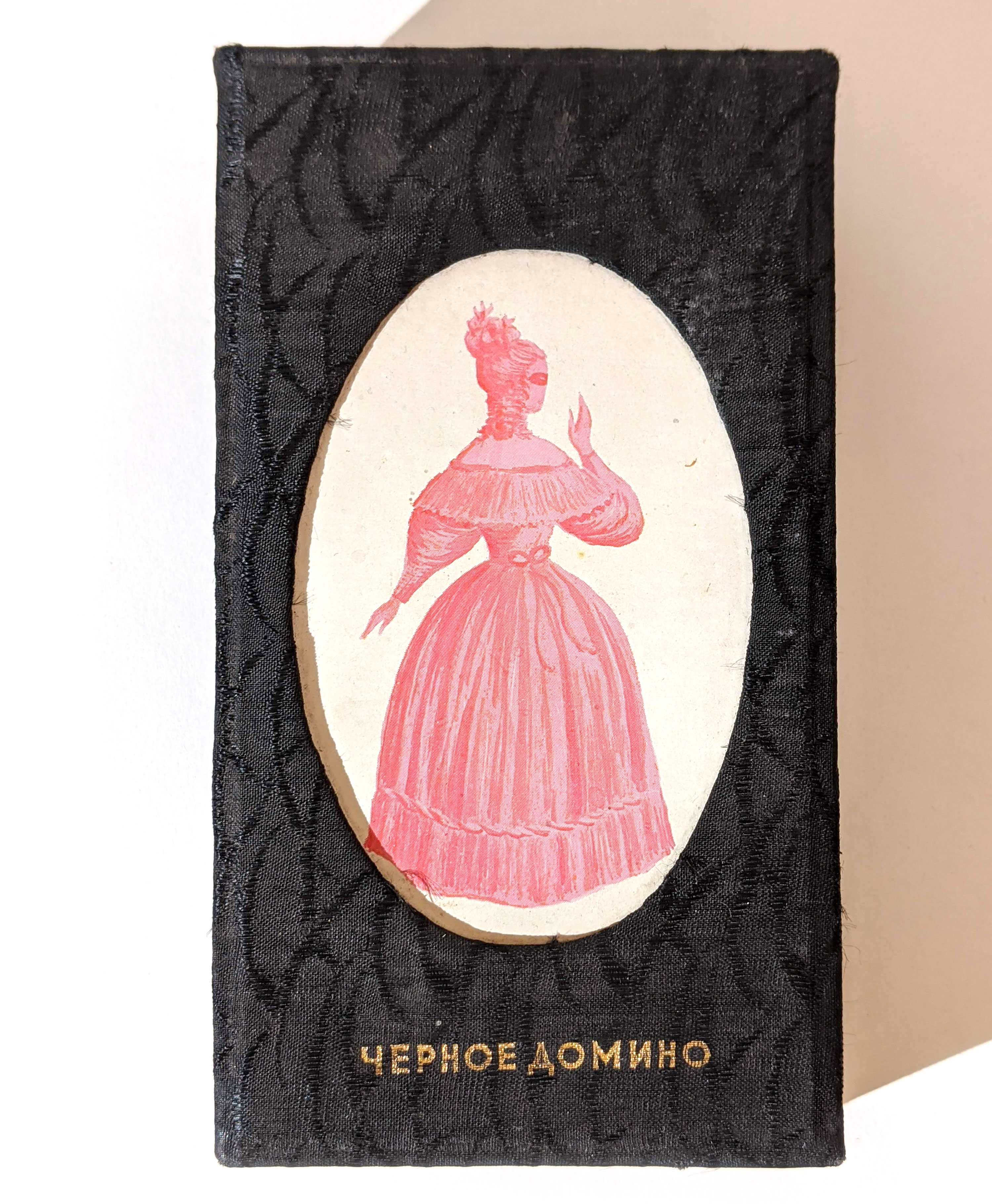 Духи маскарад. Автор оперы домино. Домино черное. Автор оперы домино. Узоры из домино.