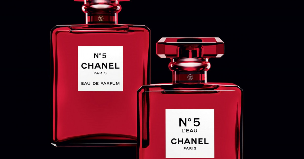 Fragrantica - What color could be combined with the power of No 5, the  symbol of a visionary spirit? Red, 'the color of life, the color of blood,'  according to Mademoiselle.