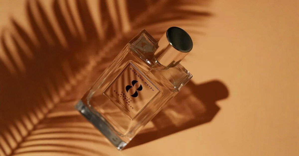 Rosendo Mateu Nº 8: Pineapple-Filled Chocolate With Iris Wallpaper