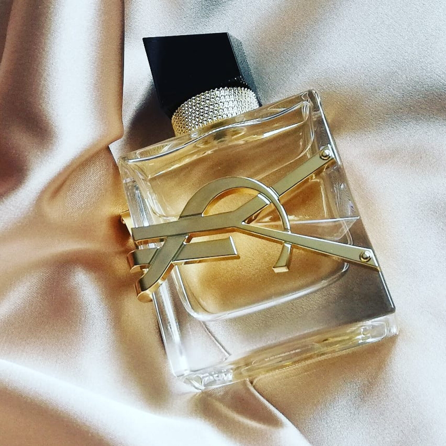 what-perfume-you-should-wear-based-on-your-zodiac-sign
