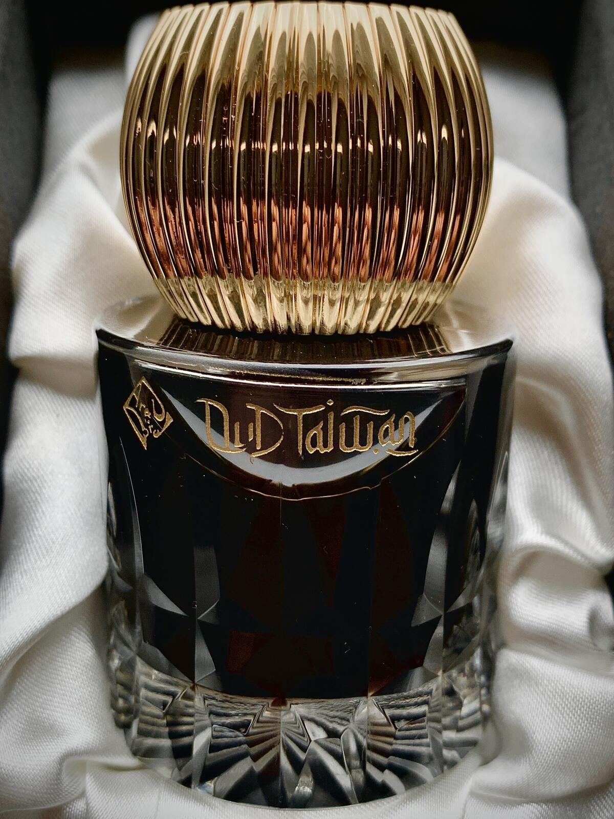 www.fragrantica.cz/perfume/Areej-Le-Dore/Oud-Taiwan-95741.html