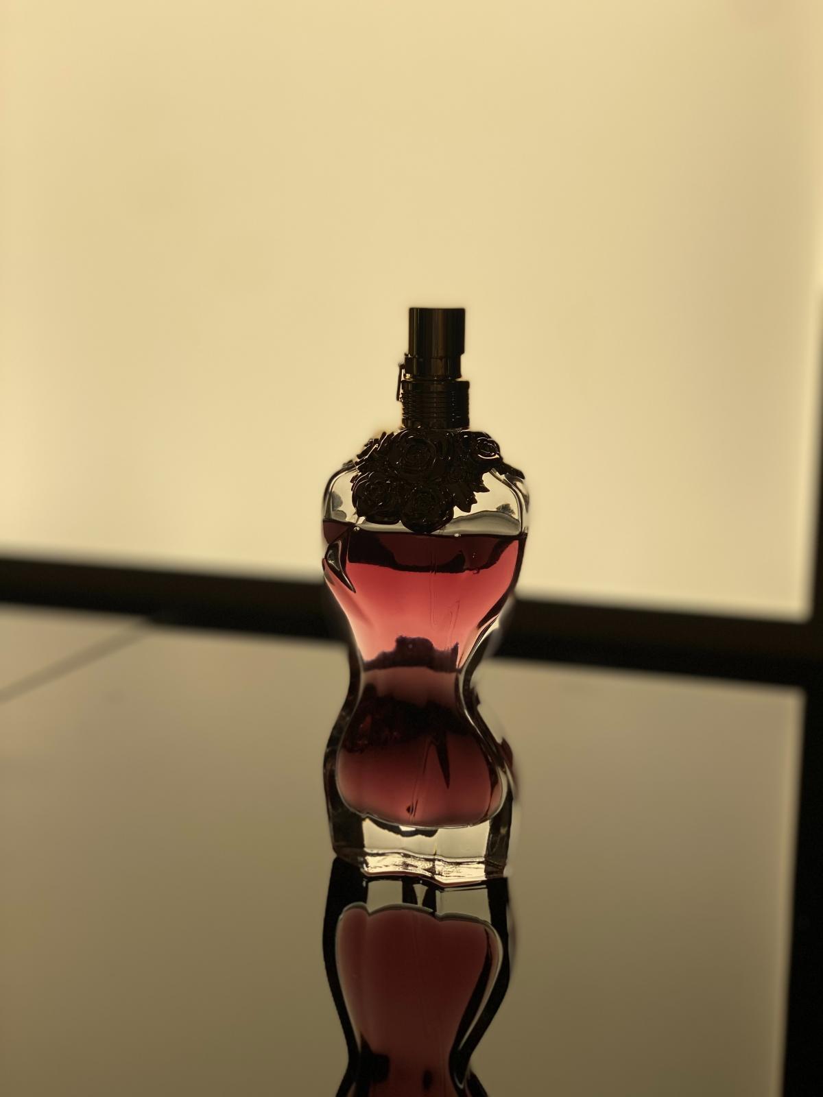 La belle le parfum. Жан Поль Готье la Bella. Новый аромат Jean Paul Gaultier la Belle fleur. Духи Квентин. Состав духов Жан Поль Готье флакон с девушкой в черном платье.