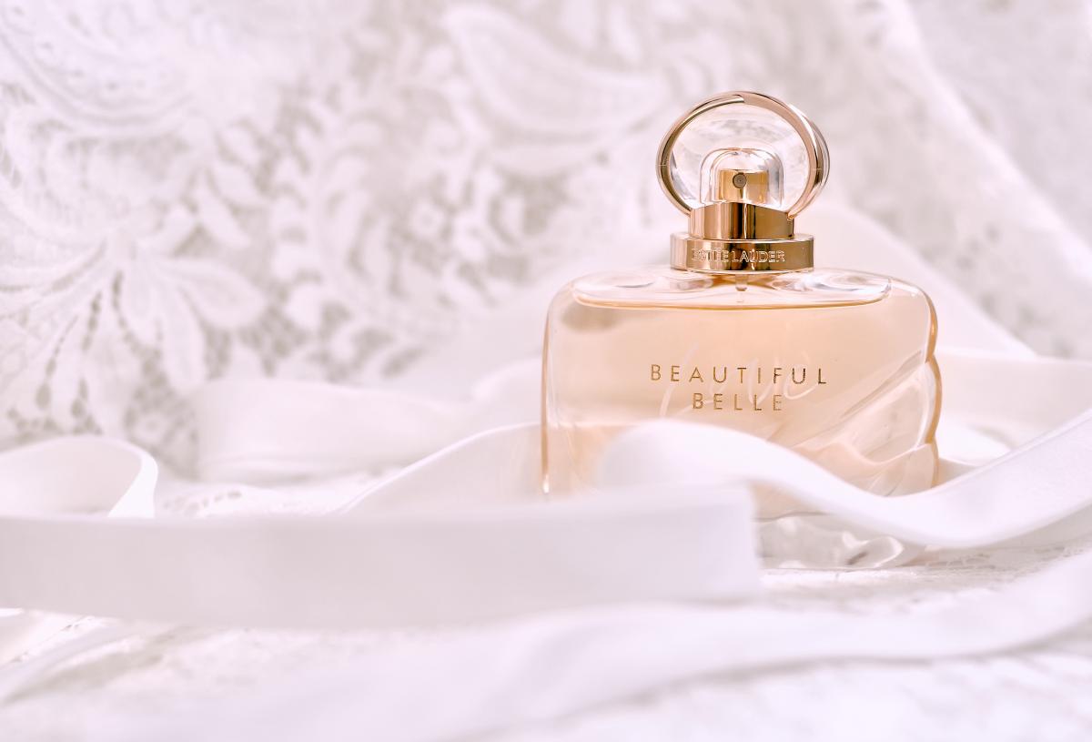 Estee lauder belle. Духи любовь в белом. Духи после любви. Лове из Бель духи фото. Bella Loves.