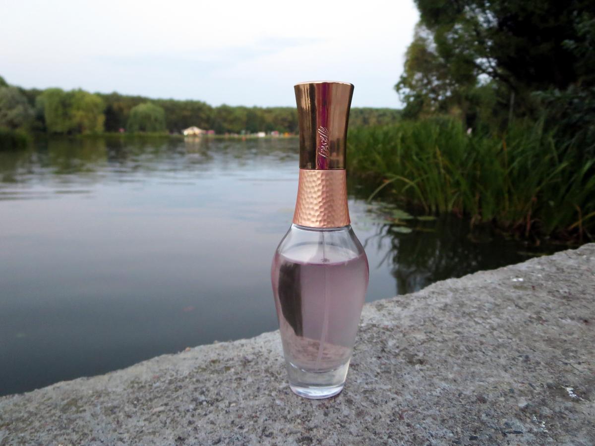 Treselle Avon perfume - a fragrance for women 2003