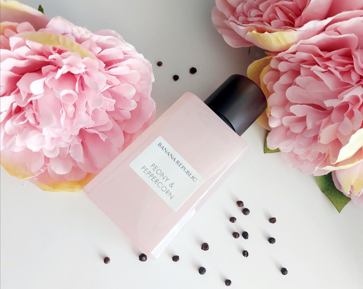 Banana republic peony. Банана Репаблик Парфюм peoni. Banana Republic Peony & Peppercorn. Банана Репаблик духи пион. Духи пион и Peppercorn.