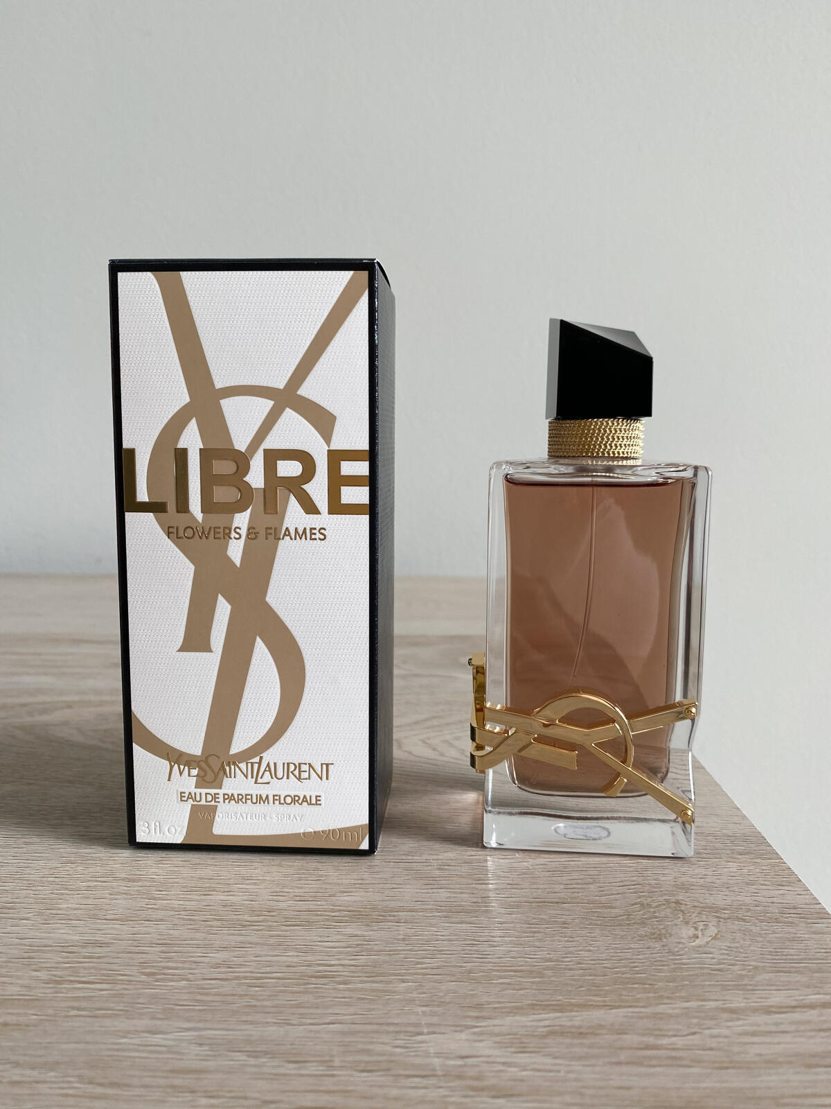 Libre Flowers & Flames Yves Saint Laurent una novità fragranza da donna 2024