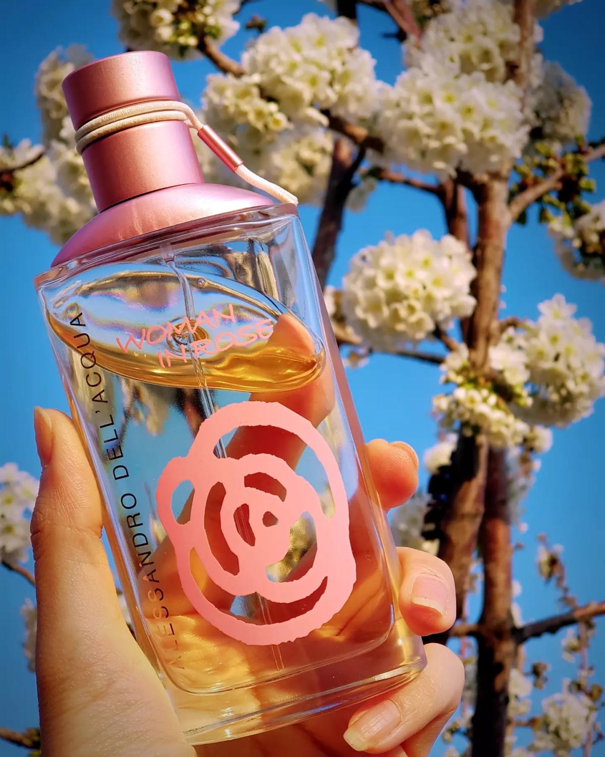 Woman In Rose Alessandro Dell' Acqua 香水- 一款2005年女用香水