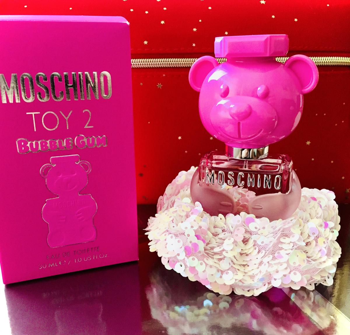 Духи той 2 москино бабл. Духи Москино бабл гам. Moschino Toy 2 Bubble Gum. Toy 2 Moschino для женщин. Духи Moschino Toy Bubble Gum.