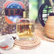 Orqa tomondan porno qizning surati Ikki kishi nozik qizni sikishadi