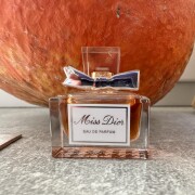Miss Dior Eau de Parfum 2017年　激レア Miss Dior Eau de Parfum (2017) Dior parfum - un parfum de dama 2017